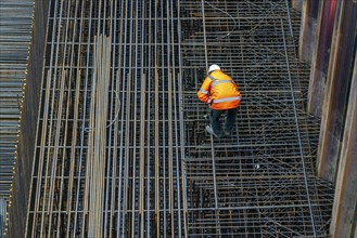 Work on the steel mesh of the foundation of the new Karl Lehr Bridge in the port of