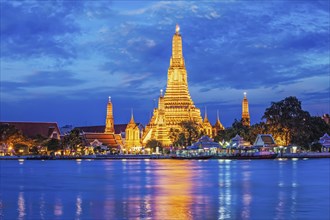 Buddhist temple Wat Arun (Wat Arun Ratchawararam Ratchawaramahawihan, Temple of Dawn) famous