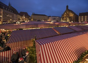 Nuremberg Christmas Market in the evening, on the right the Church of Our Lady, Nuremberg, Middle