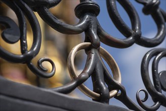 Brass ring on the Beautiful Fountain is considered a lucky charm, Hauptmarkt, Nuremberg, Middle