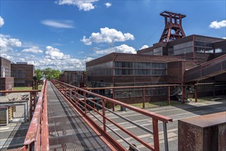 Crew bridge, in the Zollverein Park, on the grounds of the Zeche Zollverein, winding tower of shaft