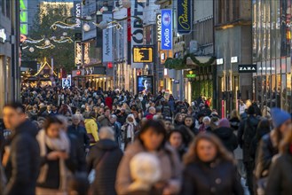 Pre-Christmas time in Dortmund, pedestrian zone, shopping street Westenhellweg, many people go