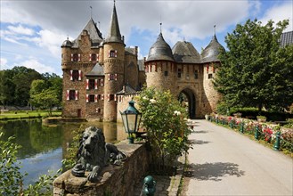 Satzvey Castle, medieval moated castle, Mechernich, Satzvey, Euskirchen district, castle in the