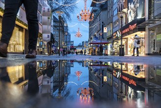 Christmas lockdown in the Corona crisis, empty shopping street, closed shops, hardly any