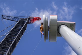 Erection of a wind turbine, wind energy plant, assembly of the ring generator, with a crawler