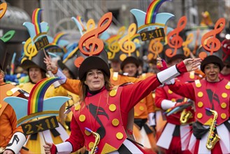 Rose Monday parade in Düsseldorf, groups of carnival societies and other participants in the street