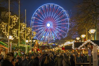 Christmas market on KönigsstraÃŸe in the city centre of Duisburg, pre-Christmas season, Christmas