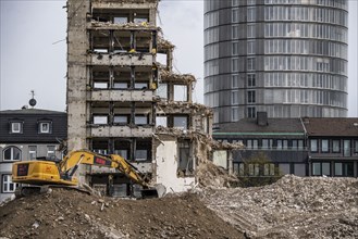 Demolition of the former RWE building complex, in the city centre, on the A40 motorway in Essen,