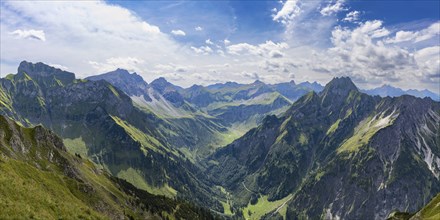 Mountain panorama from Laufbacher-Eckweg to Schneck, 2268m, GroÃŸer Wilder, 2379m, into Oytal and