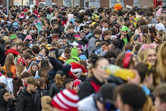 Rose Monday parade in Düsseldorf, after the parade thousands of mostly young people in the old