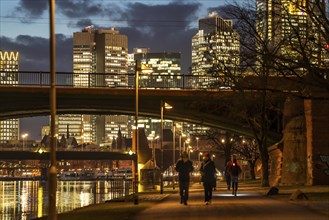 Skyline of the city centre of Frankfurt am Main, cycle and footpath, promenade, along the river