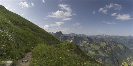 Laufbacher Eck-Weg, a panoramic high-altitude trail from the Nebelhorn into the Oytal, behind the