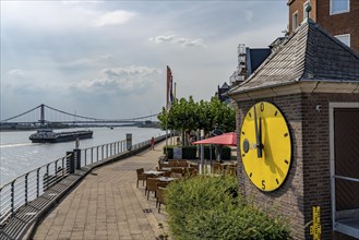 The Rhine at extremely low water, Rhine level at Emmerich pointing towards zero, Rhine promenade,