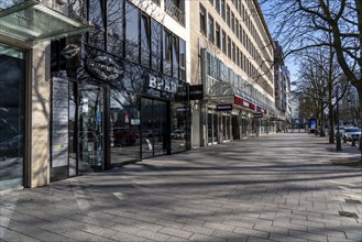 Empty Königsallee, Kö, empty city centre, shopping street, effects of the coronavirus pandemic in