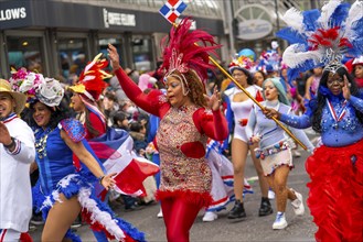 Rose Monday parade in Düsseldorf, groups of carnival societies and other participants in the street