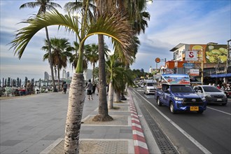 Pedestrian zone and road traffic, Beach Road Pattaya, Thailand, Asia