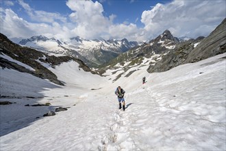 Two mountaineers crossing a snowfield, ascent to the Nördliche Mörchnerscharte, mountain peak with