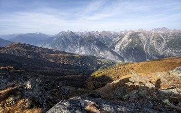 View from the ridge of the Venet to the mountain panorama of the Parzinn Group of the Lechtal Alps,