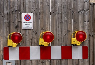 Nissen lights and warning banners, Unter den Linden, Brandenburg Tor, Berlin, Germany, Europe