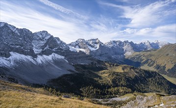 Mountain panorama with steep rocky peaks, view of Laliderspitze, Dreizinkenspitze and