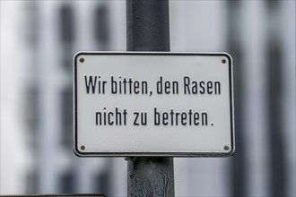 Do not walk on the lawn sign on an office building in Düsseldorf, North Rhine-Westphalia, Germany,