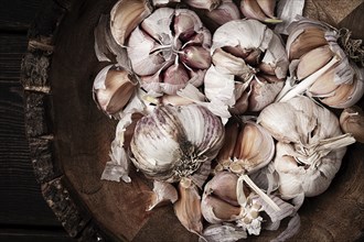 Fresh garlic, in a wooden plate, top view, close-up, no people