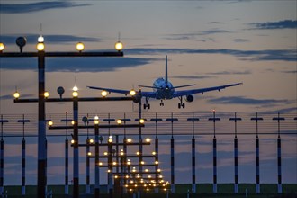 Approach to Düsseldorf International Airport, southern runway, 05R/23L, lighting, North