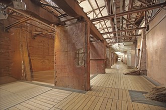 Interior view of the Möllerhalle with long corridors, vanishing point, path, partition walls,