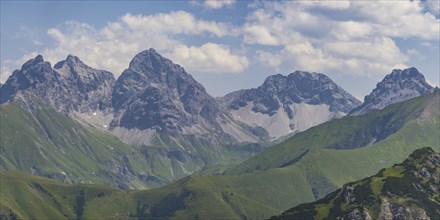 Mountain panorama from the Kanzelwand, 2224m, to Öfnerspitze, 2576m, GroÃŸer Krottenkopf, 2656m and