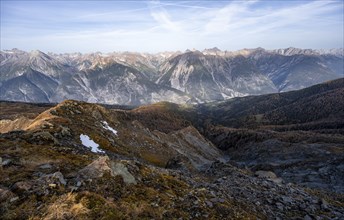 View from the ridge of the Venet to the mountain panorama of the Parzinn Group of the Lechtal Alps,