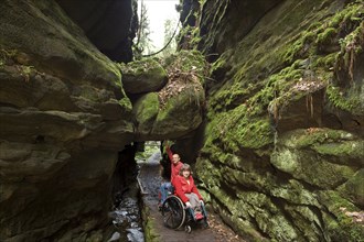 Wheelchair user in Uttewalder Grund at the rock gate