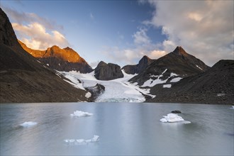 Kaskapakte Glacier, glacial lake with ice floes, Kaskasatjakka Mountain and Kuopertjakka,