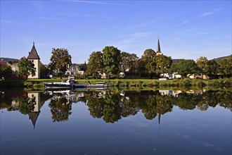 Houses in the village of Trittenheim are reflected in the Moselle, Trittenheim,