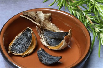 Black fermented garlic, garlic cloves