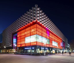 The otherwise very lively Prager StraÃŸe is deserted during the lockdown. Here is the new Centrum