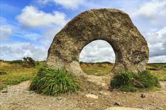 Mên-an-Tol, Men an Tol, view through perforated stone in a field, Bronze Age megalith, Penzance,