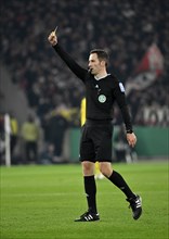 Referee Referee Benjamin Brand shows yellow card, yellow, warning, gesture, gesture, DFB Cup,