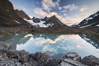 Kaskapakte glacier reflected in glacial lake, Kaskasatjakka mountain and Kuopertjakka, Kaskasavagge