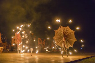 Grand finale of the travelling theatre festival on the Elbe meadows