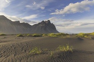 Vestrahorn, Vesturhorn, scree mountain made of gabbro and granophyre rocks, part of the Klifatindur