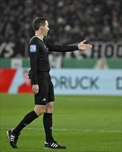 Referee Referee Benjamin Brand, gesture, gesture, DFB Cup, MHPArena, MHP Arena Stuttgart,