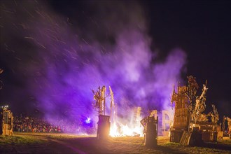 Grand finale of the travelling theatre festival on the Elbe meadows