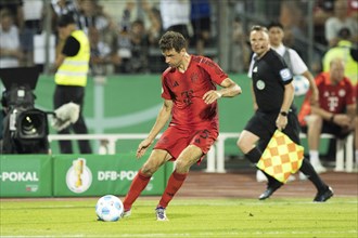 Football match, Thomas MÜLLER FC Bayern Munich crosses the ball towards the penalty area,