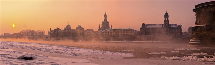 Dresden, morning fog over the Elbe. With temperatures as low as 20 degrees below zero, the Elbe