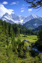 In Gleirschtal, on the way to Möslalm, Pfeishütte, behind Kumpfkarspitze and Kemacherspitze,