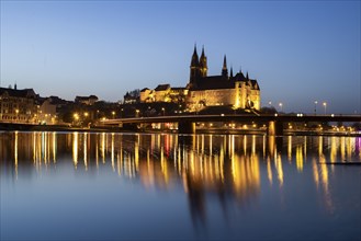 The Elbe in Meissen is slightly high water after the snow has melted, the Burgberg is reflected in