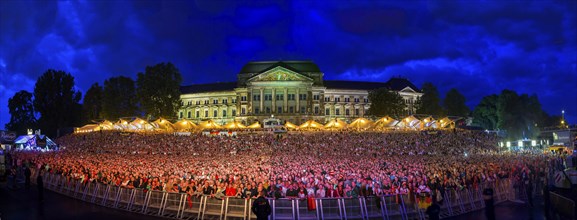 DEU Sachsen Dresden Public Viewing in Dresden Public Viewing on the banks of the Elbe in Dresden on