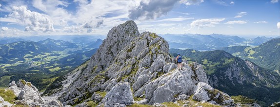 Mountaineer on a ridge path, traversing the Hackenköpfe, behind summit, Scheffauer, rocky mountains