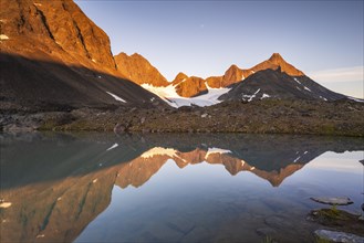 Kaskapakte glacier reflected in glacial lake, Kaskasatjakka mountain and Kuopertjakka, Kaskasavagge