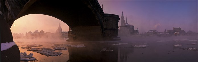 Dresden, morning fog over the Elbe. With temperatures as low as 20 degrees below zero, the Elbe